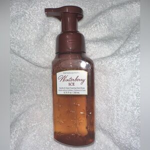Bath & Body Works Winterberry Ice Foaming Hand Soap 🫐🍓🧊